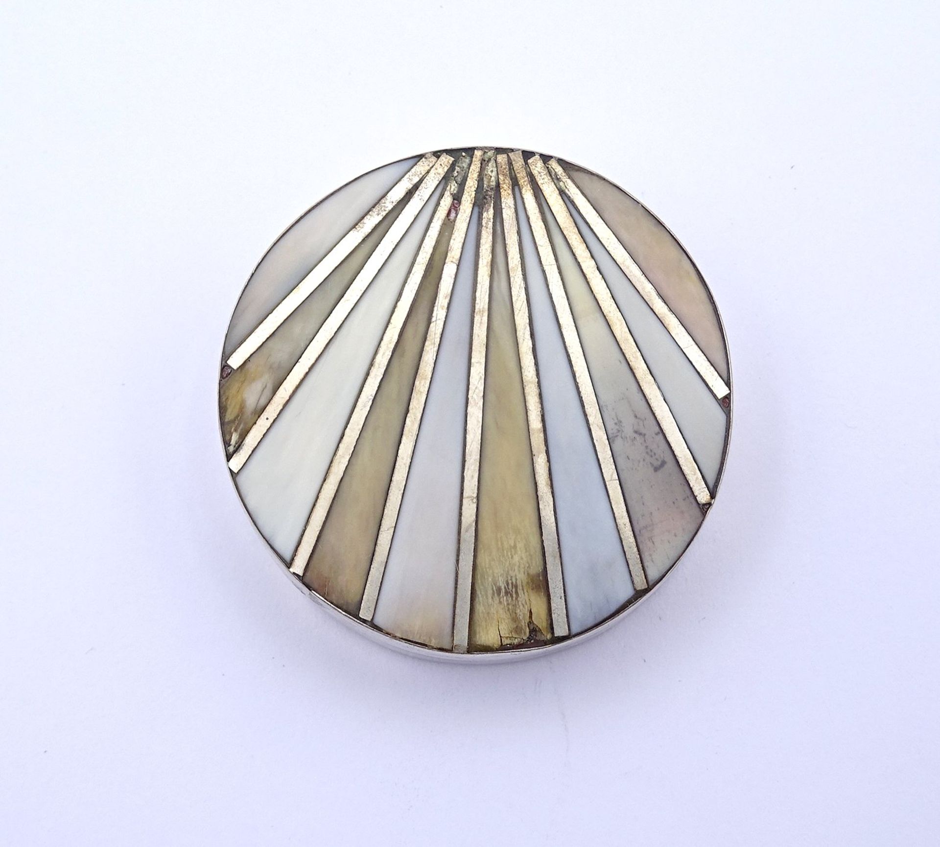 Silberne Pillendose (gepr.) mit Perlmutteinlagen, Ø 4,3 cm, H. 1,2 cm, 22 gr., mit Altersspuren, Pe