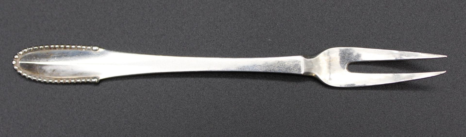 kl. Aufschnittgabel, Georg Jensen, 830er Silber, 1931, ca. 17gr., L-13,5cm.