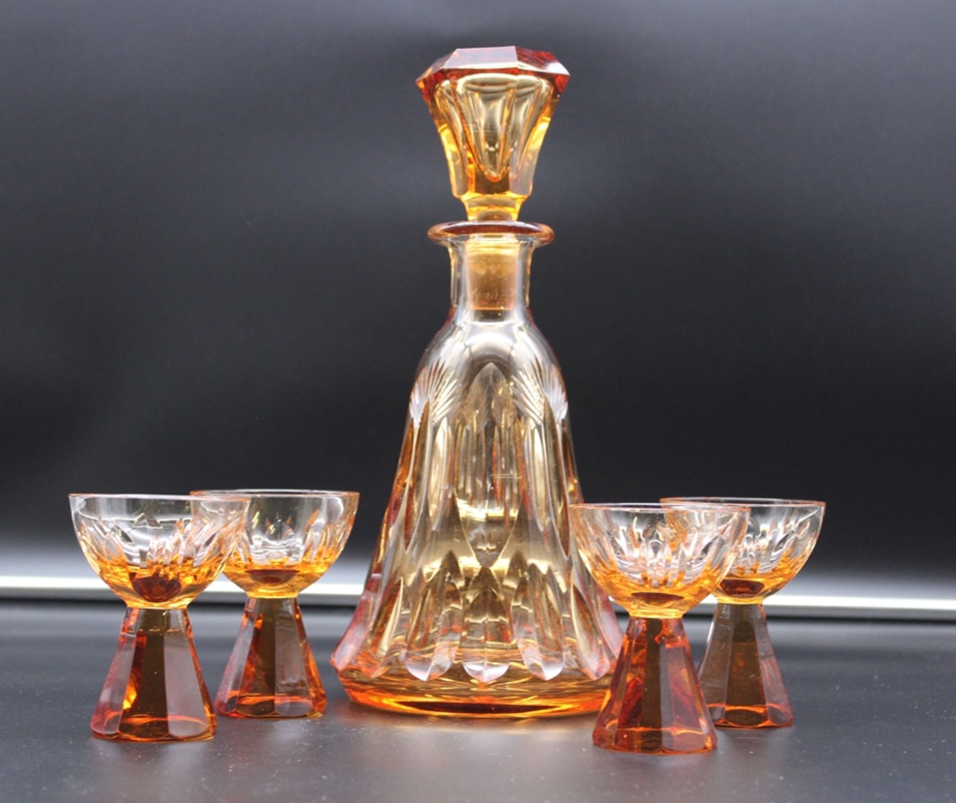 Art-Déco Karaffe mit 4 Gläsern, bernsteinfarbenes Glas, H-26cm u. H-8,2cm.