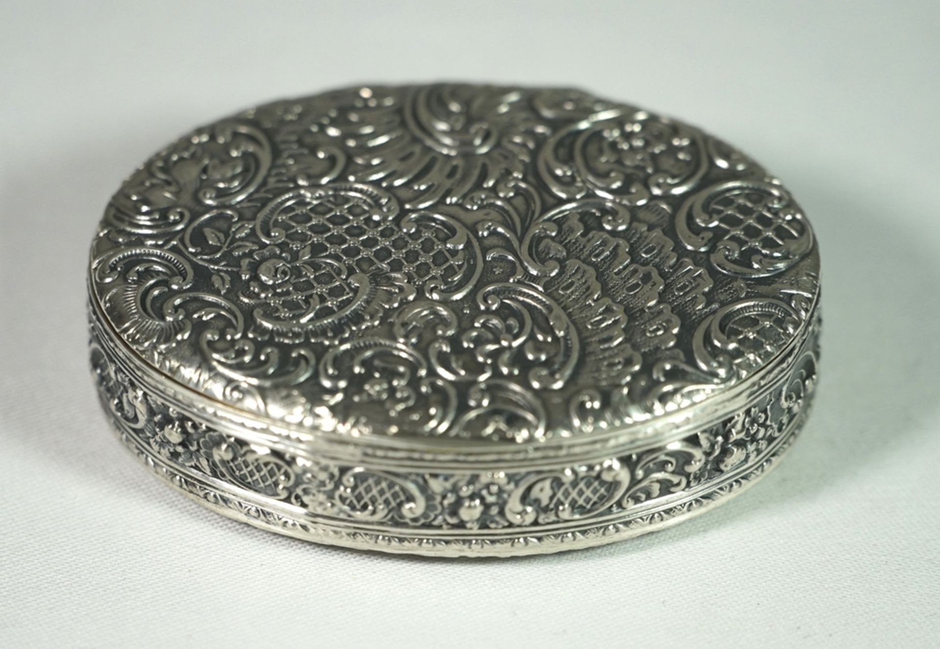 ovale Zierdose, Silber (gepr.), Reliefdekor, ca. 42gr., H-2cm B-7,5cm.