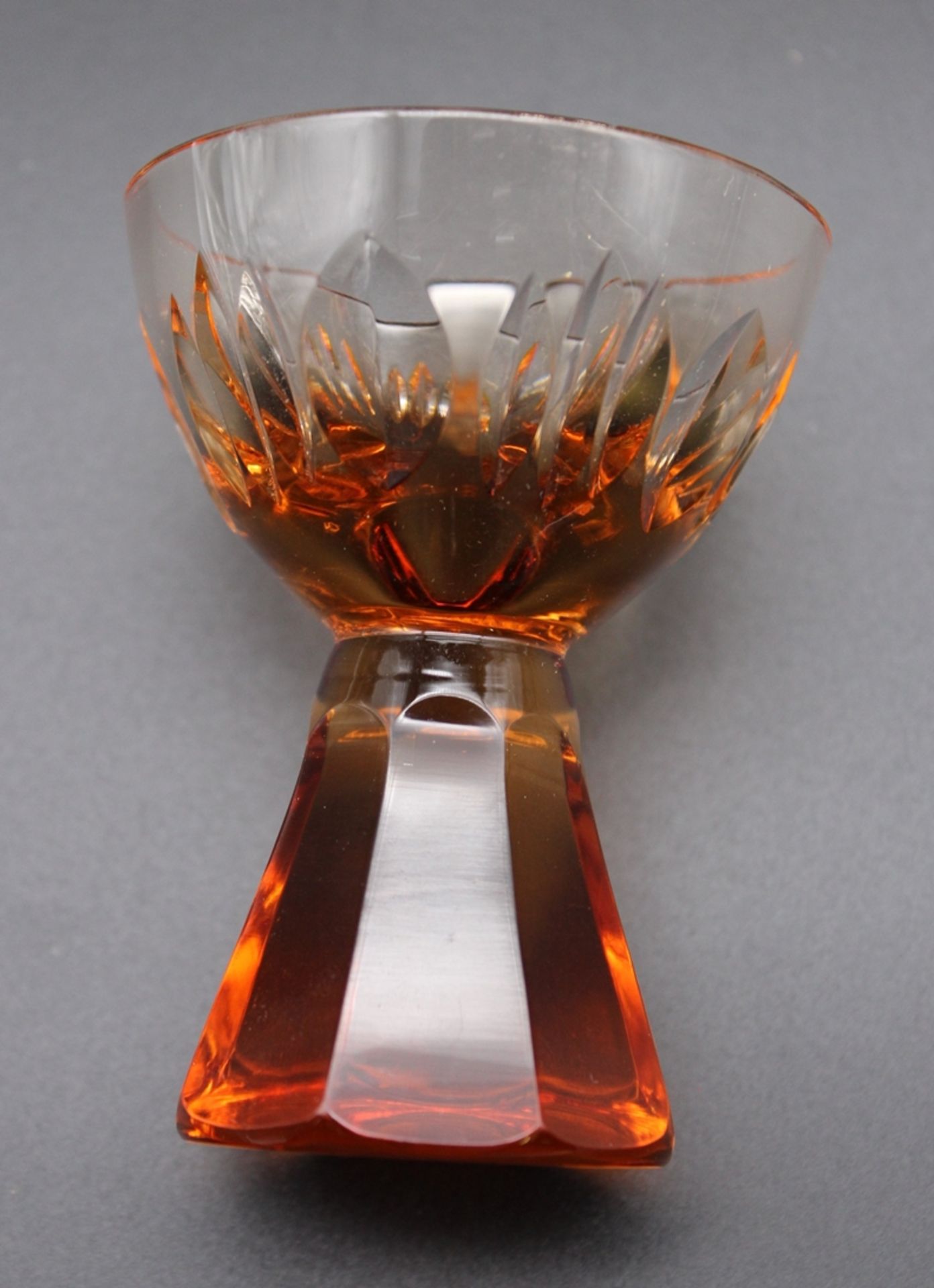 Art-Déco Karaffe mit 4 Gläsern, bernsteinfarbenes Glas, H-26cm u. H-8,2cm. - Bild 3 aus 3