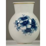 Vase, Meißen, Schwertermarke, blaue Blume, 1. Wahl, H-12,5cm.