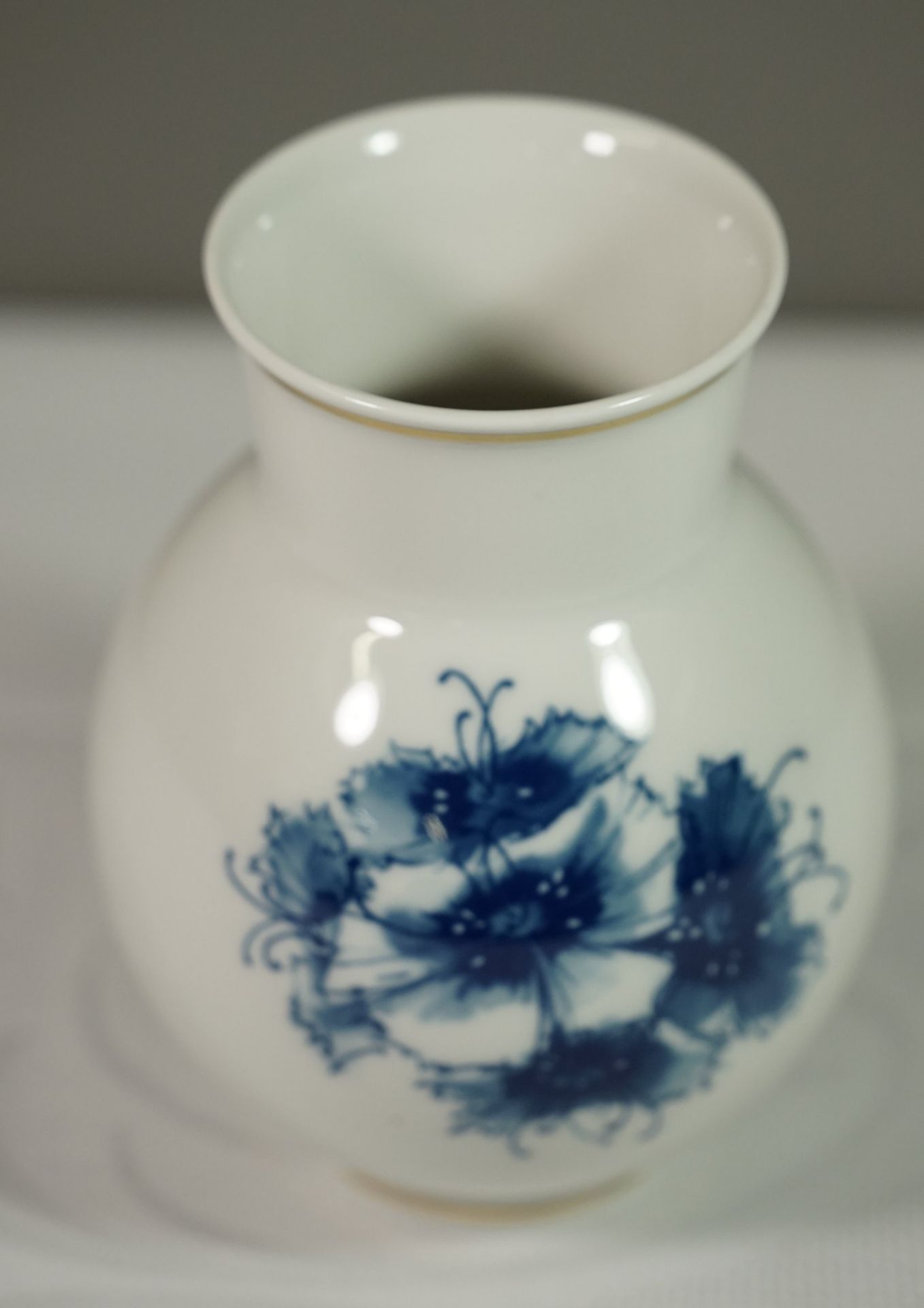 Vase, Meißen, Schwertermarke, blaue Blume, 1. Wahl, H-12,5cm. - Bild 3 aus 5