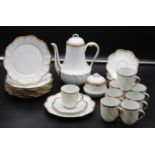 Restservice, Royal Limoges, reliefiertes Weißporzellan mit Goldzier, Kaffeekanne, Zuckerdose, sowie