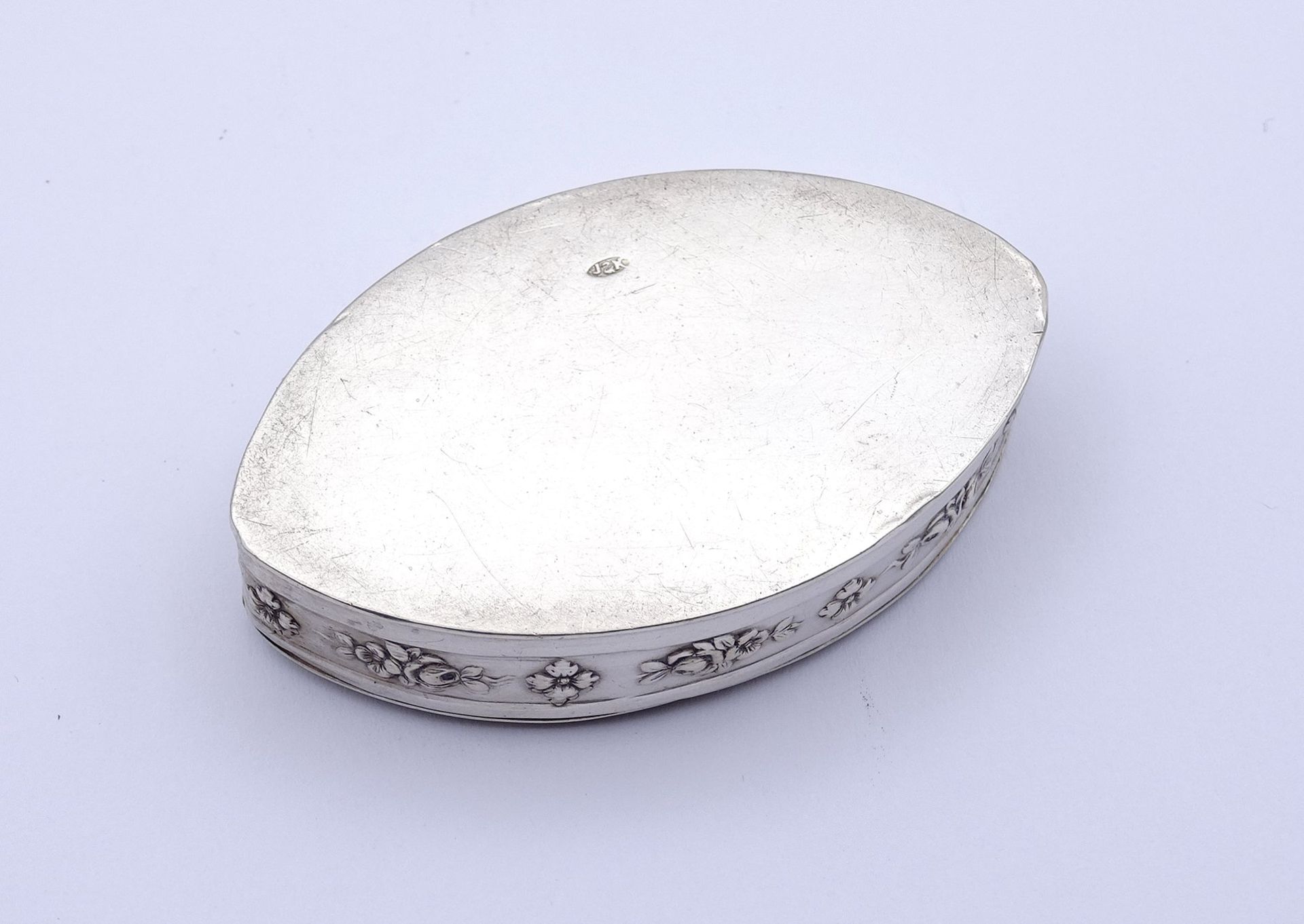 Silberne Pillendose mit figürlicher Szene, Silber geprüft, 5,8 x 3,5 x 1,3 cm, 29 gr., mit leichten - Bild 5 aus 6