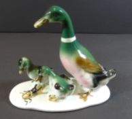 Entenfamilie "Sitzendorf" vor Hirschkäfer, H-12 cm, L-14 cm