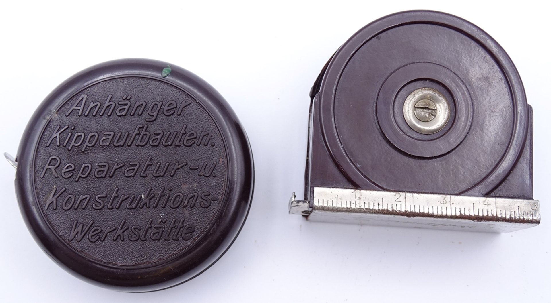 2 alte Metallmaßbänder mit Bakelithülle, 1 x mit Werbung, H. bzw. Ø 4,5 und 5,5 cm, intakt mit leic - Bild 2 aus 6