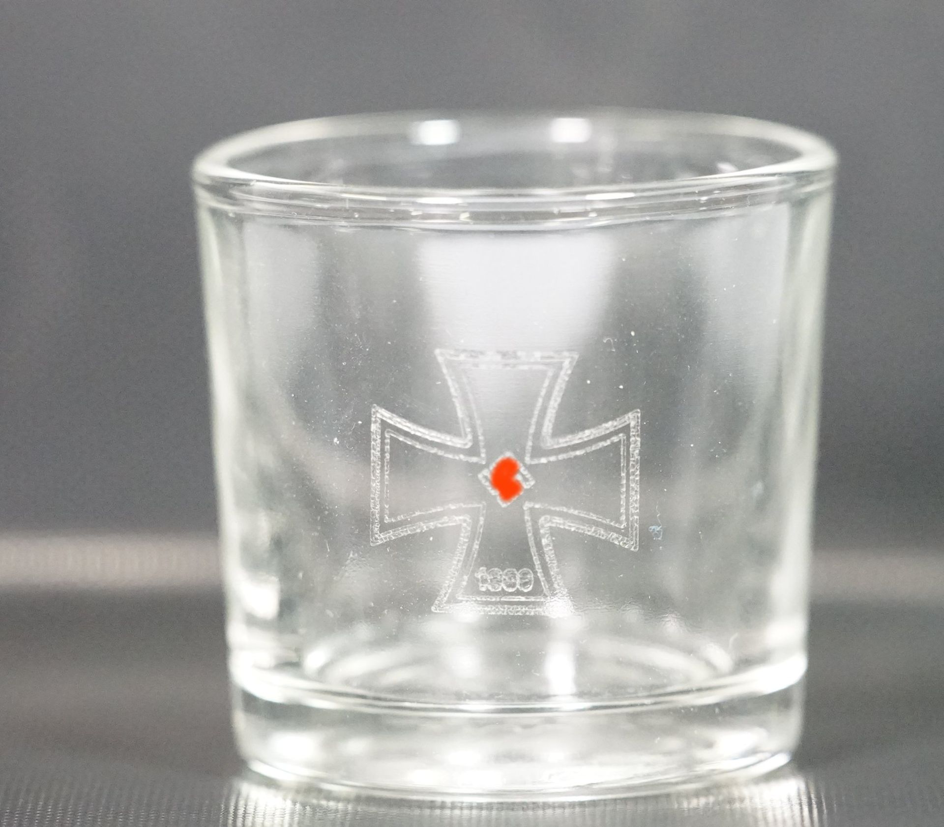 Schnapsglas, 3. Reich, Gravur Eisernes Kreuz, H-4,6cm.