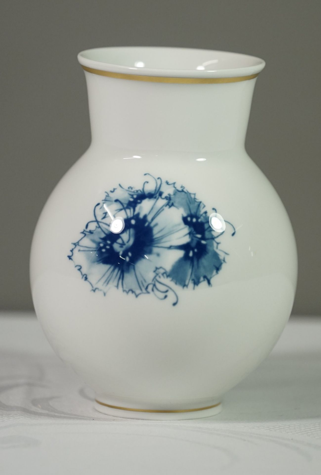 Vase, Meißen, Schwertermarke, blaue Blume, 1. Wahl, H-12,5cm. - Bild 5 aus 5