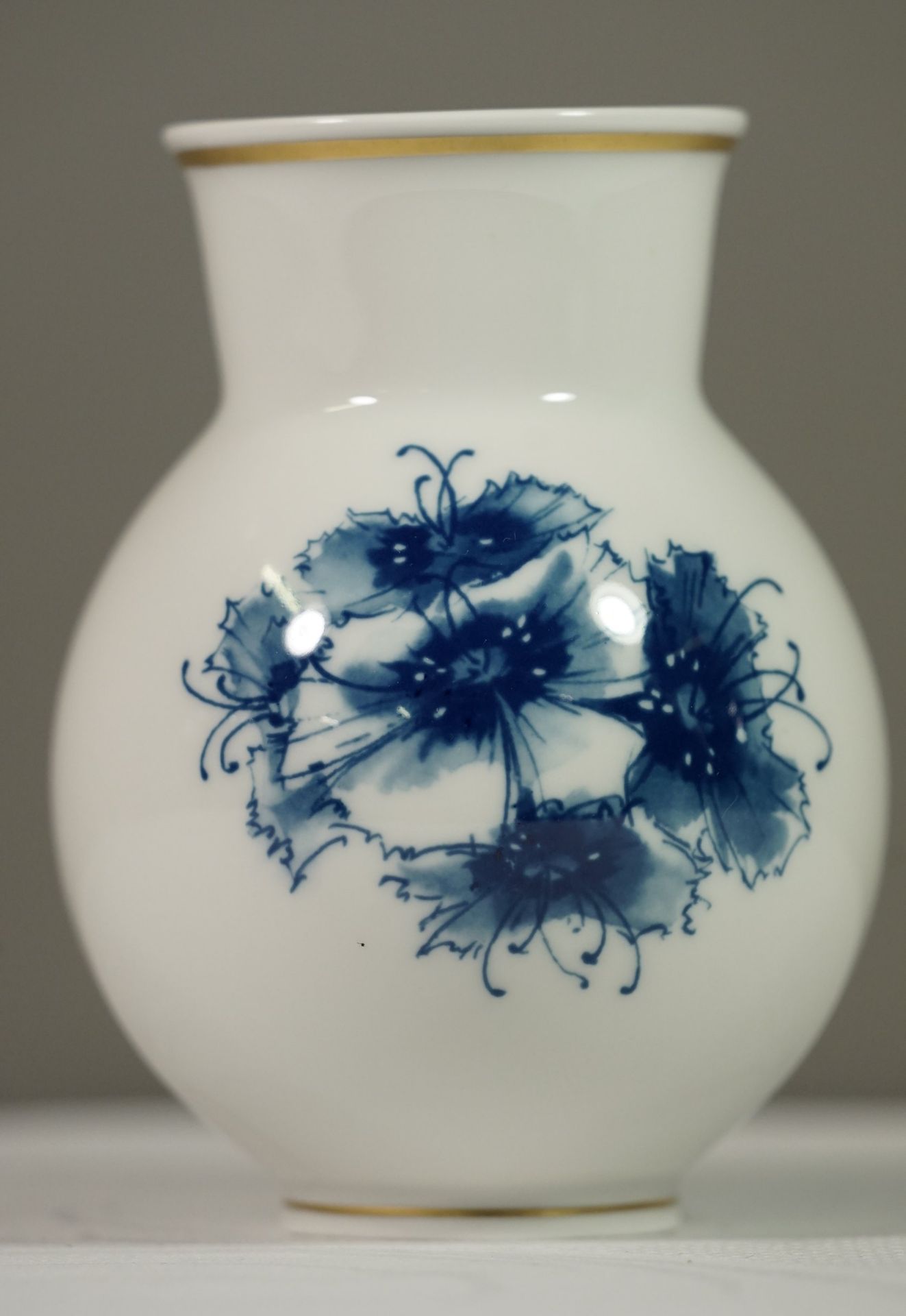 Vase, Meißen, Schwertermarke, blaue Blume, 1. Wahl, H-12,5cm. - Bild 2 aus 5