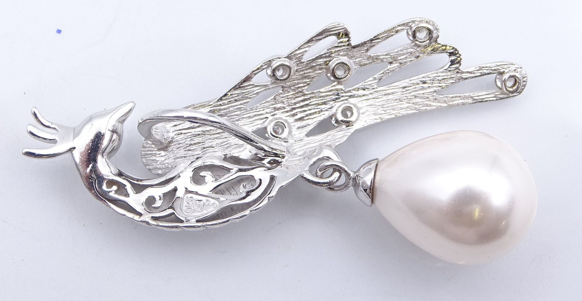Silberbrosche 925/000, mit Perlenanhänger "Pfau", L. 4,9 cm, 8,5 gr. - Bild 3 aus 3