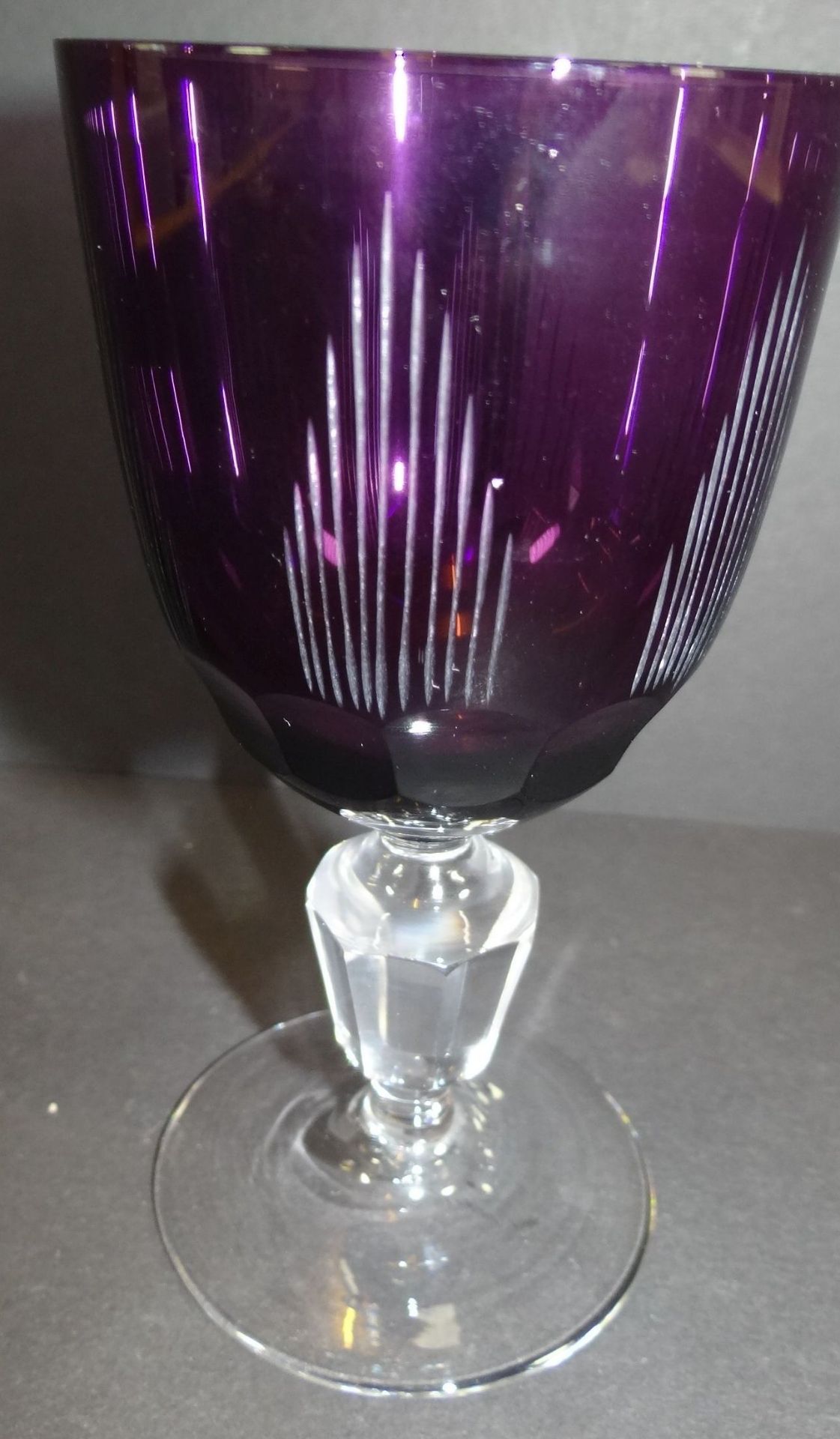 Weinglas mit lila Kuppa, H-13 cm