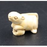 Netsuke, Japan, Ratte mit Schädel, signiert, Bein, H-3cm B-5cm.