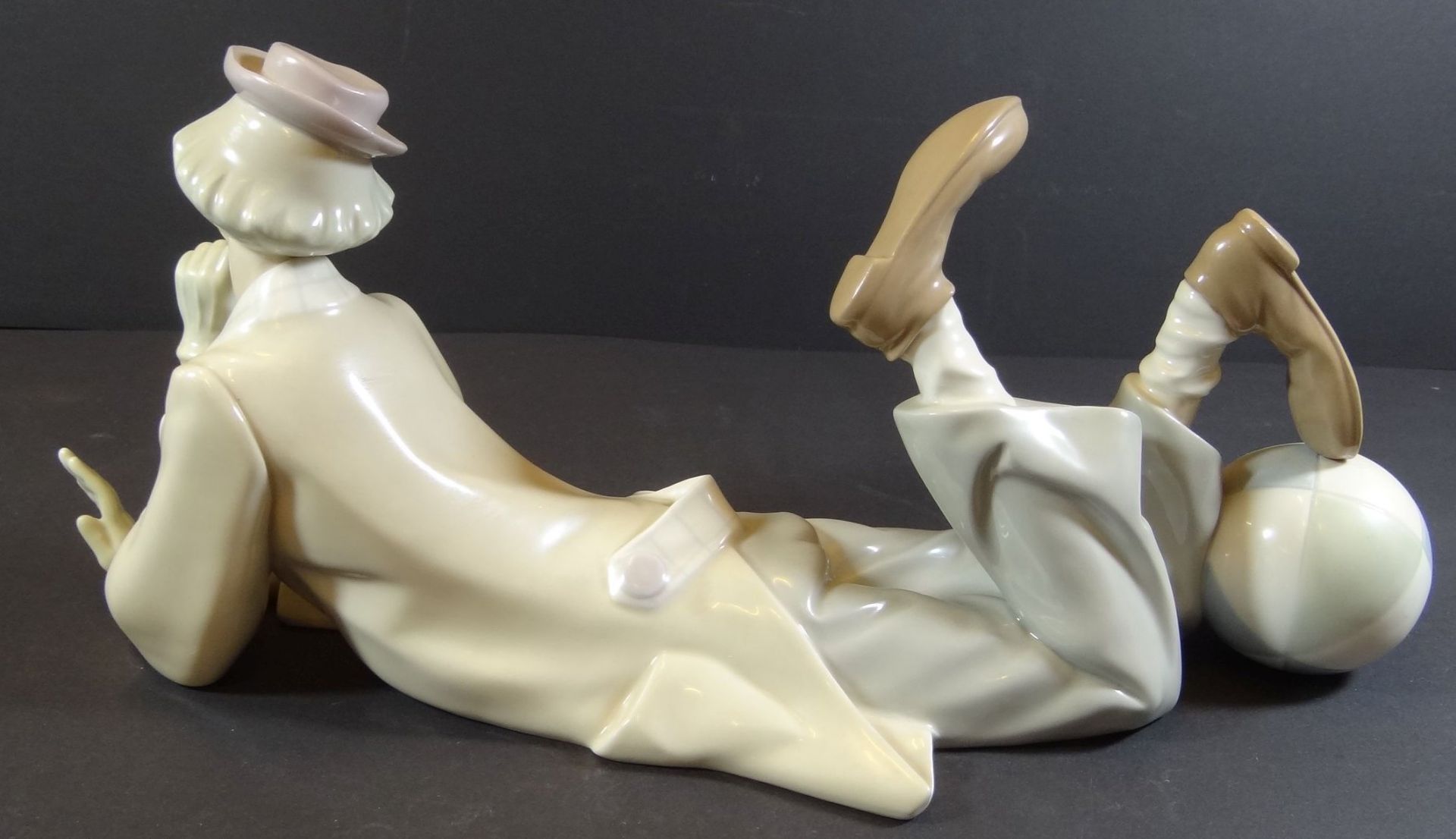 grosser liegender Clown "Lladro", H-16 cm, L-37 cm - Bild 2 aus 6