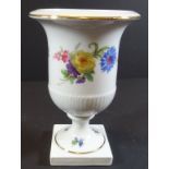 kl. Vase auf Stand "Fürstenberg" , Blumendekor, H-15 cm