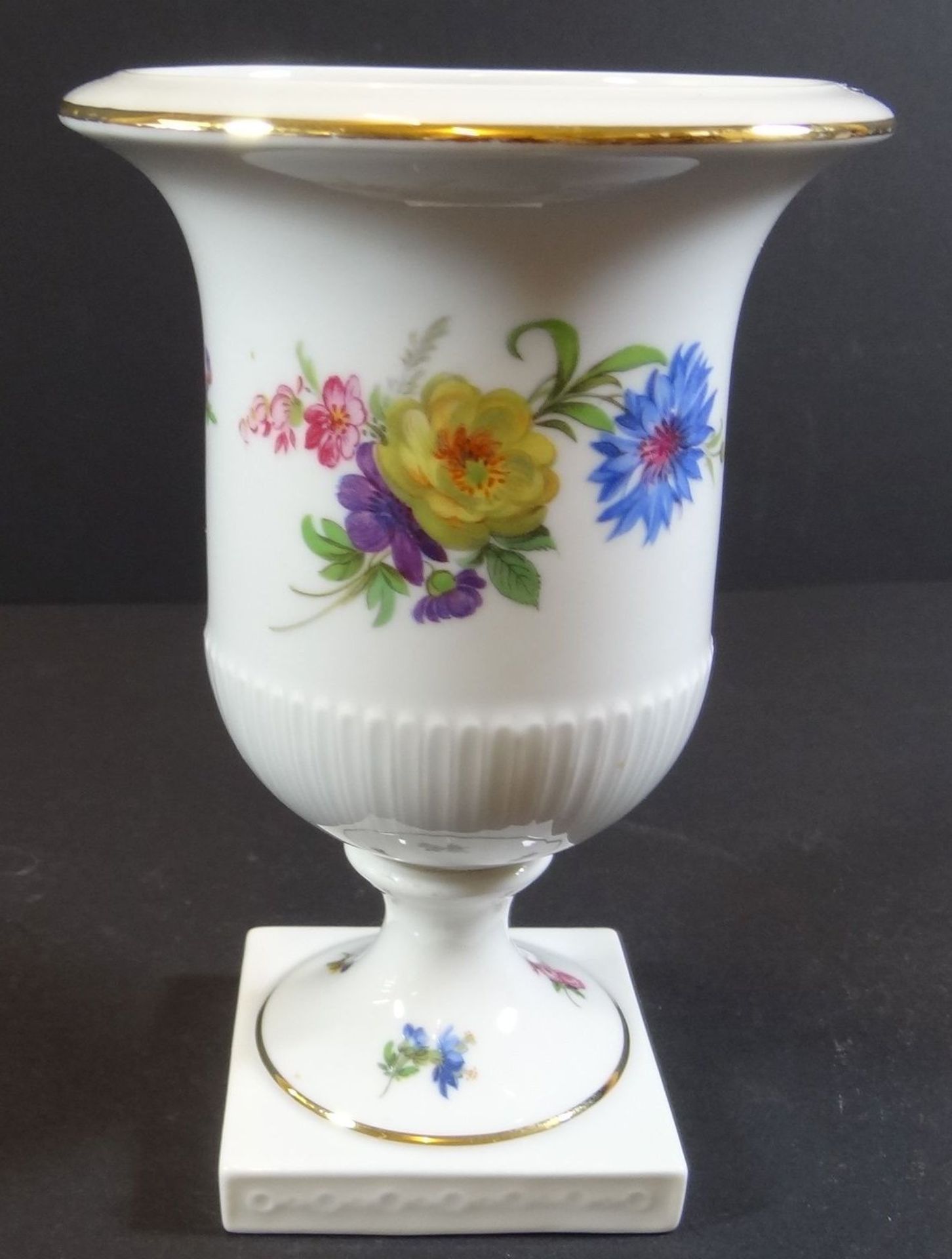 kl. Vase auf Stand "Fürstenberg" , Blumendekor, H-15 cm