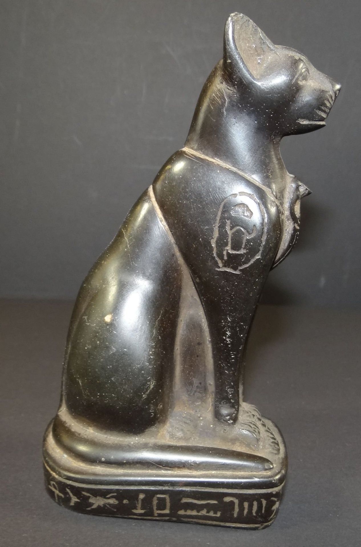 altägyptische Göttin Bastet als Katze, wohl Keramik?, H-16 cm