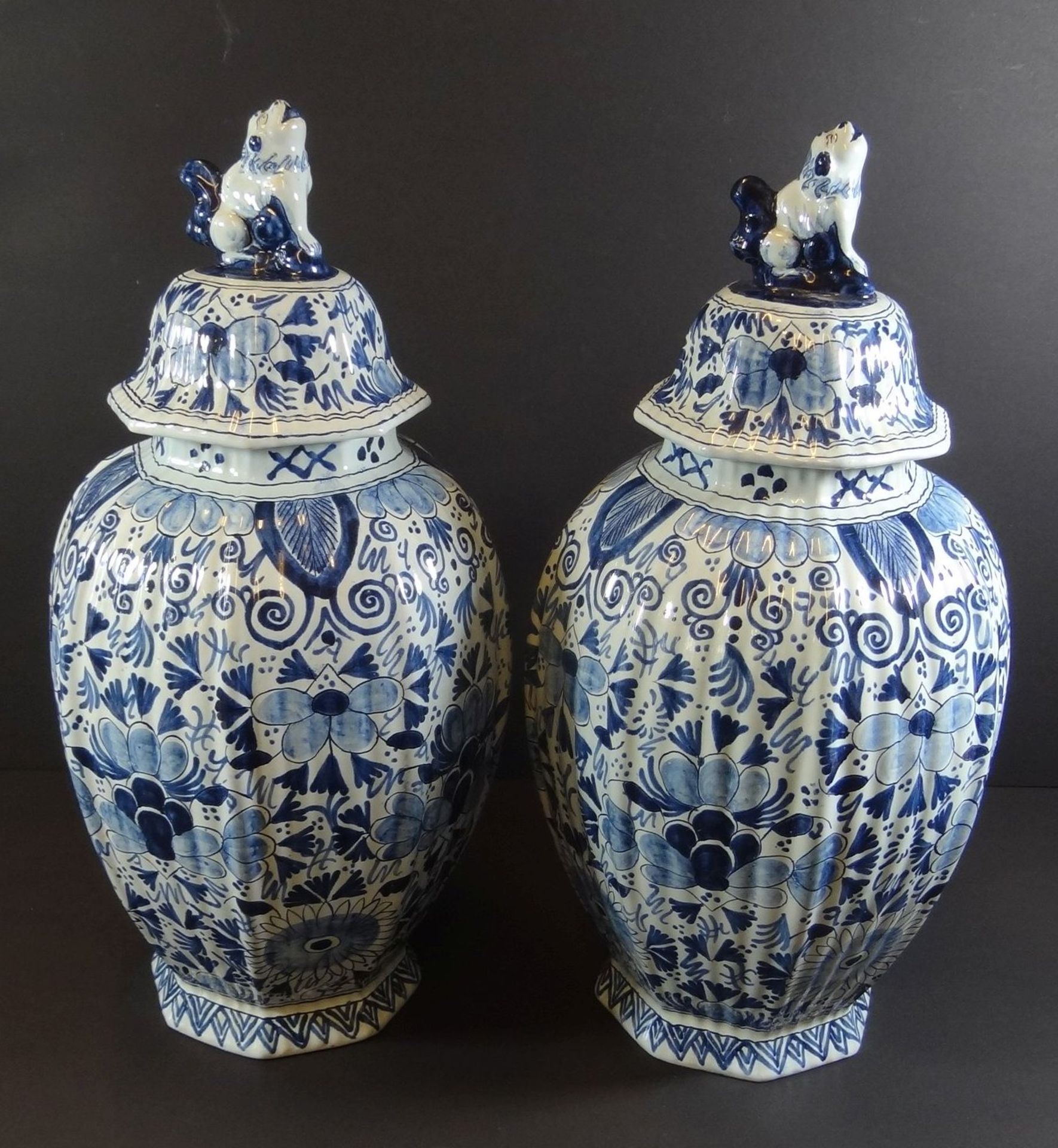 Paar hohe Delft Deckelvasen mit Blaumalerei, sign. J.V., H-40 cm, beide gut erhalten