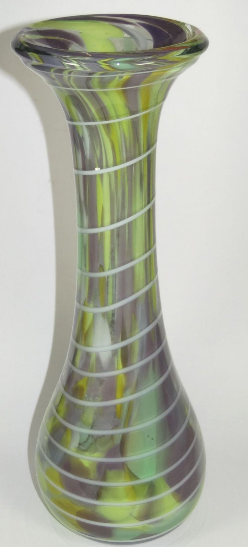 hohe Kunstglasvase, bunt mit weissen Streifendekor, H-37 cm,