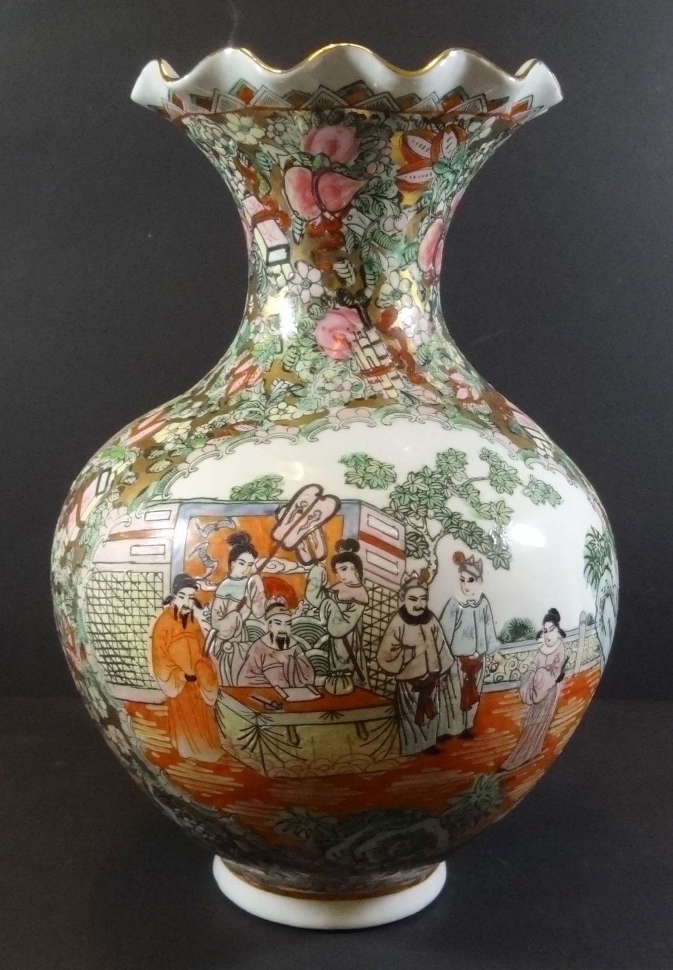 grosse China-Vase mit figürl. Dekor, H-35 cm, D-25 cm