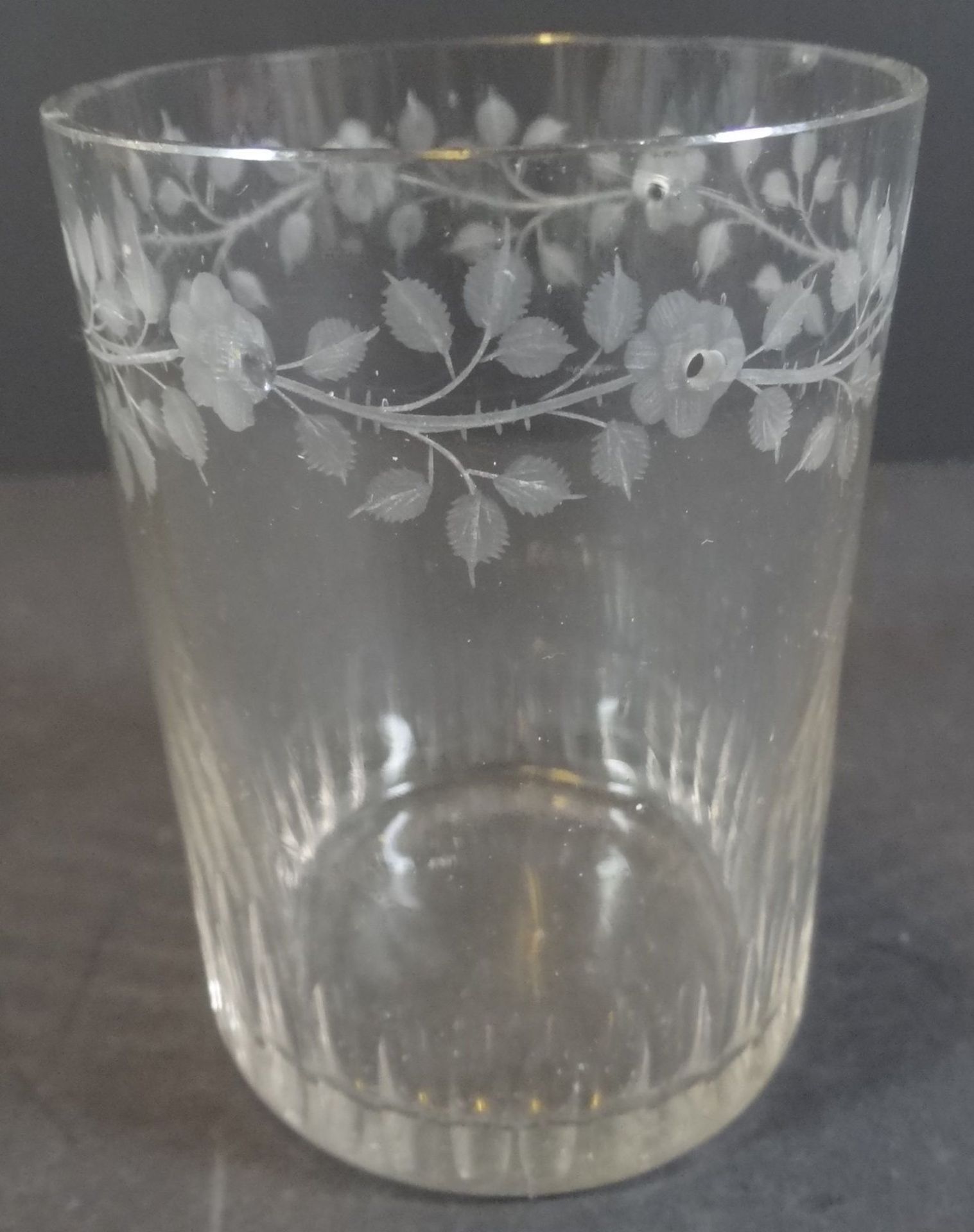 kl. Glas mit Blattschliff, im oberen Teil div. Löcher?, H-9 cm, D-7 cm