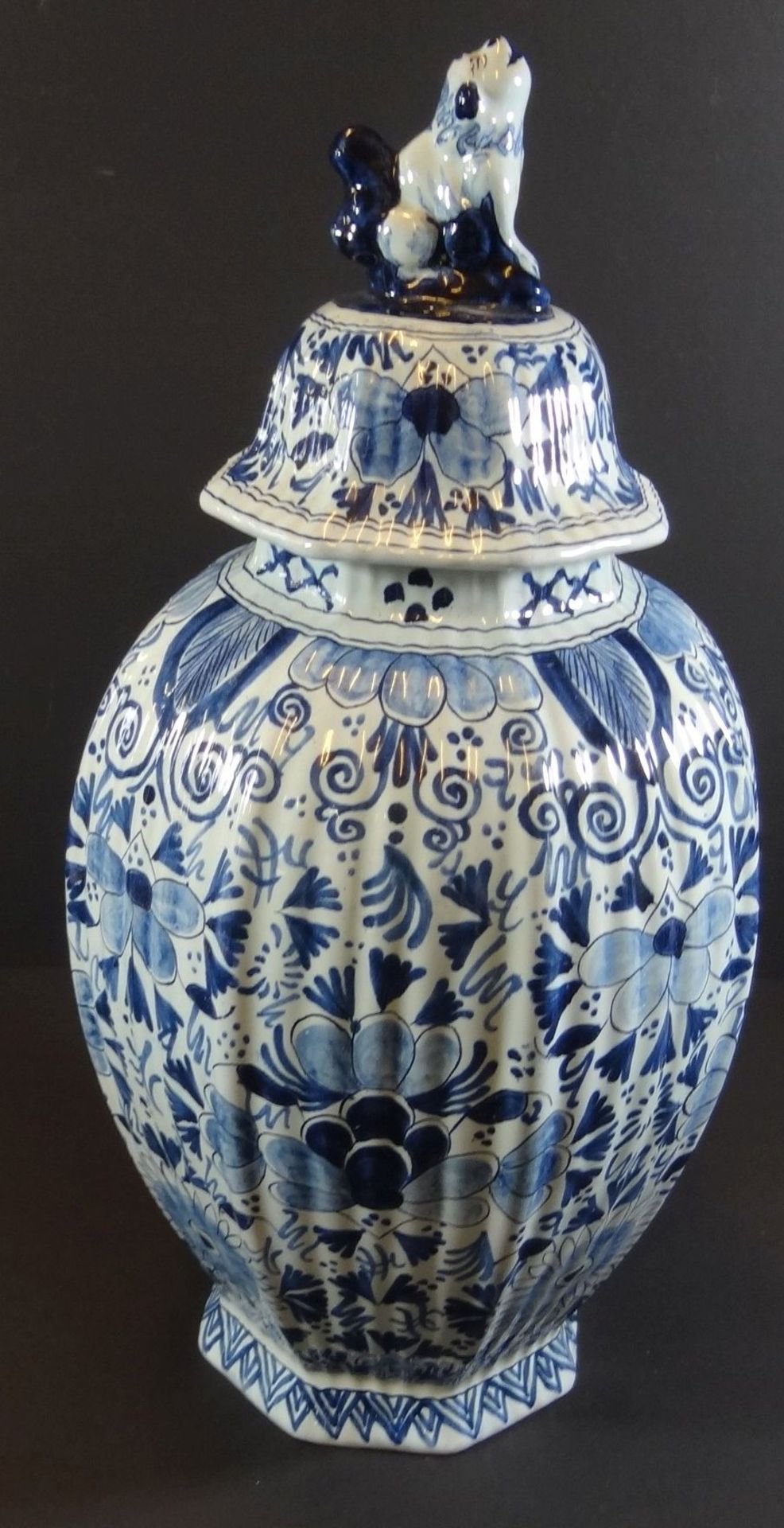 Paar hohe Delft Deckelvasen mit Blaumalerei, sign. J.V., H-40 cm, beide gut erhalten - Bild 6 aus 8