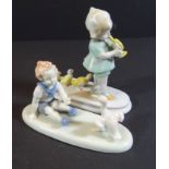 2x "Metzler&Orloff" Kinderfiguren, Mädchen mit Küken (1x fehlt Schnabel) und Junge mit Ente, H-8 cm