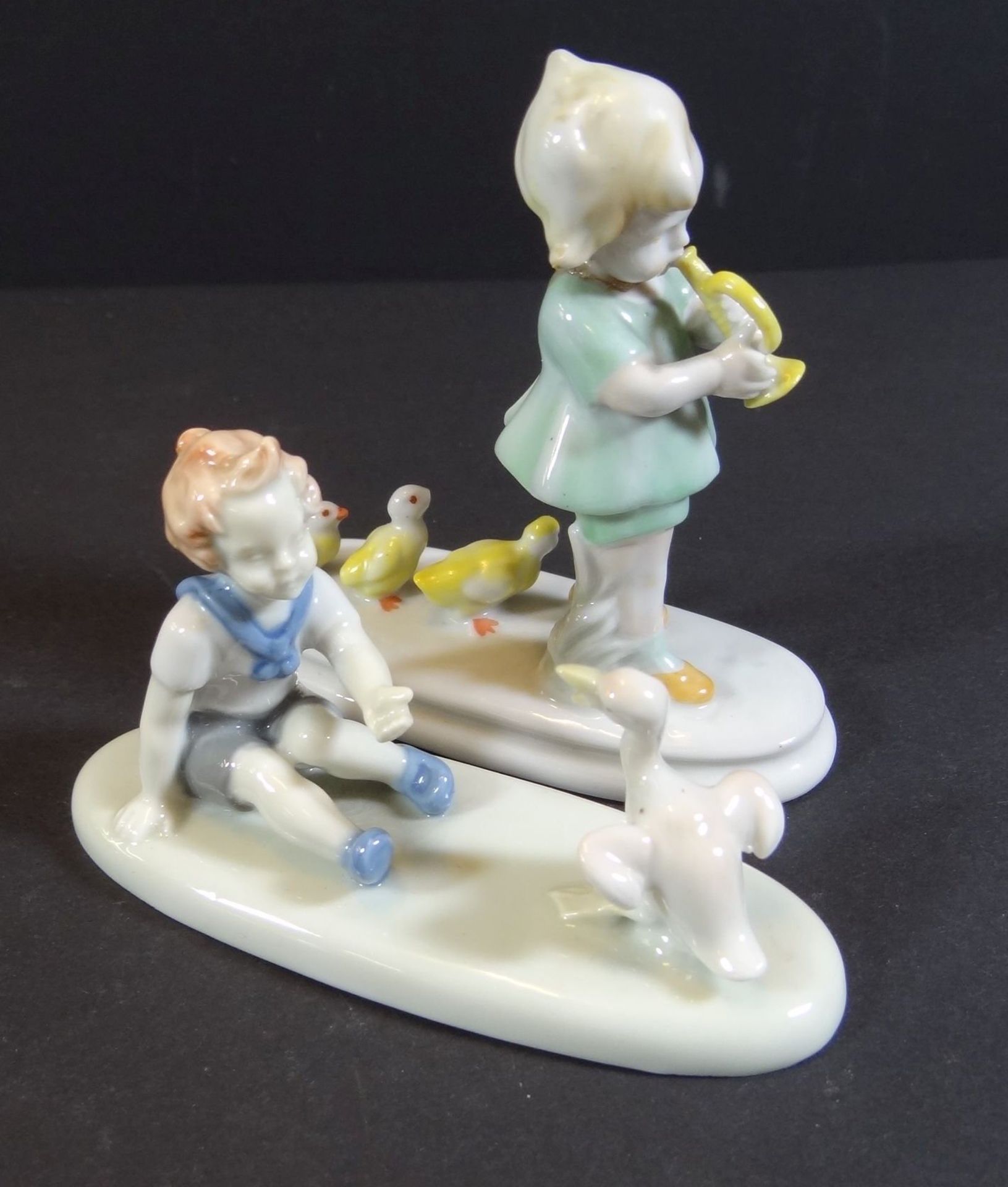 2x "Metzler&Orloff" Kinderfiguren, Mädchen mit Küken (1x fehlt Schnabel) und Junge mit Ente, H-8 cm