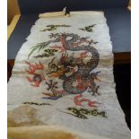 chines. Lithografie "Drache" auf Reispapier, an den Rändern mit Läsuren, gerollt, ca. 130x60 cm