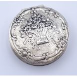 Runde Pillendose mit Biedermeierkorb Darstellung, Silber 0.800, D. 48mm, 40g.