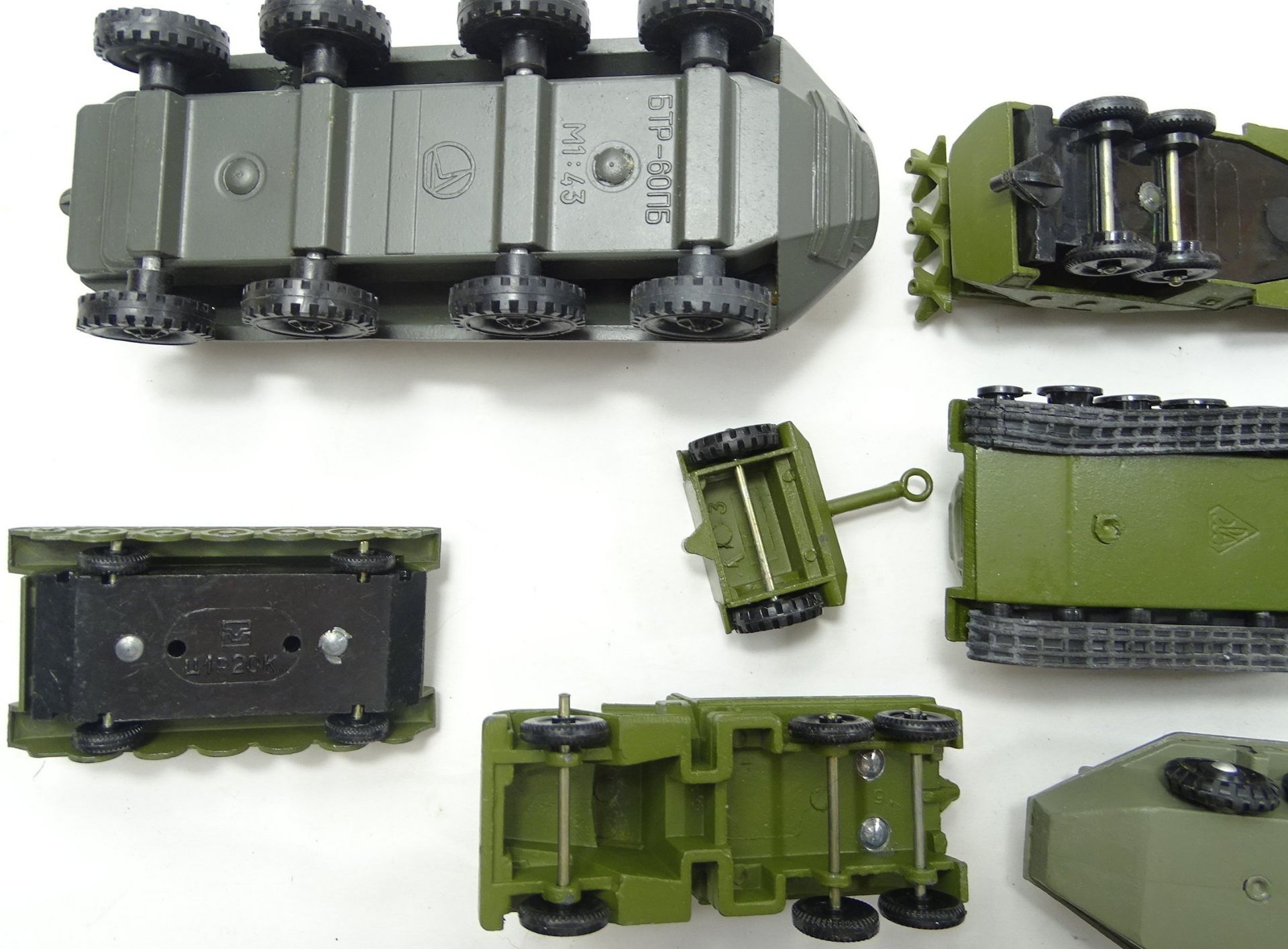 12 Panzer- bzw. Militärfahrzeugmodelle, Metall, größter Panzer: L. 23 cm, B. 7 cm, mit Altersspuren - Bild 6 aus 6