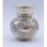 kl. Silber Vase mit florale Verzierungen, Silber 0.835, H- 6,5cm, 88,9g.