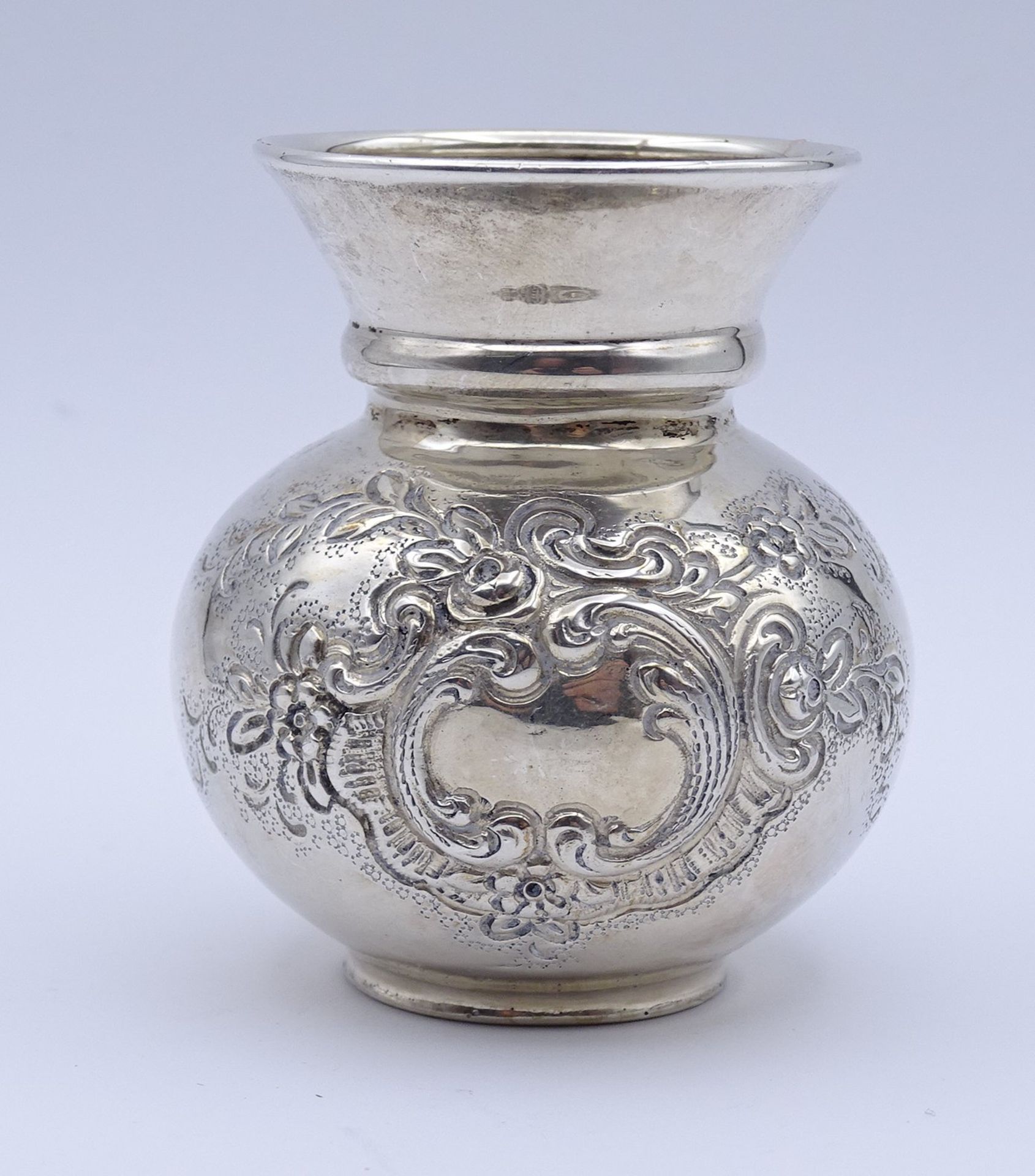 kl. Silber Vase mit florale Verzierungen, Silber 0.835, H- 6,5cm, 88,9g.