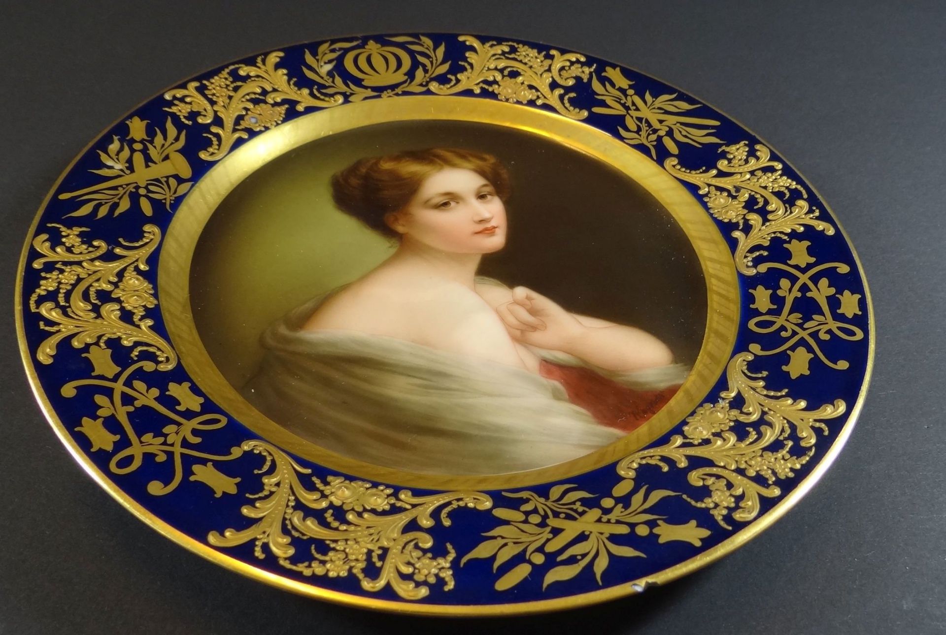 kl. Sevres Teller mit Mädchenportrait,sign. Wagner,  kobalt Fahne mit Gold, Rand mit Chip, D-20,5 c - Bild 2 aus 6