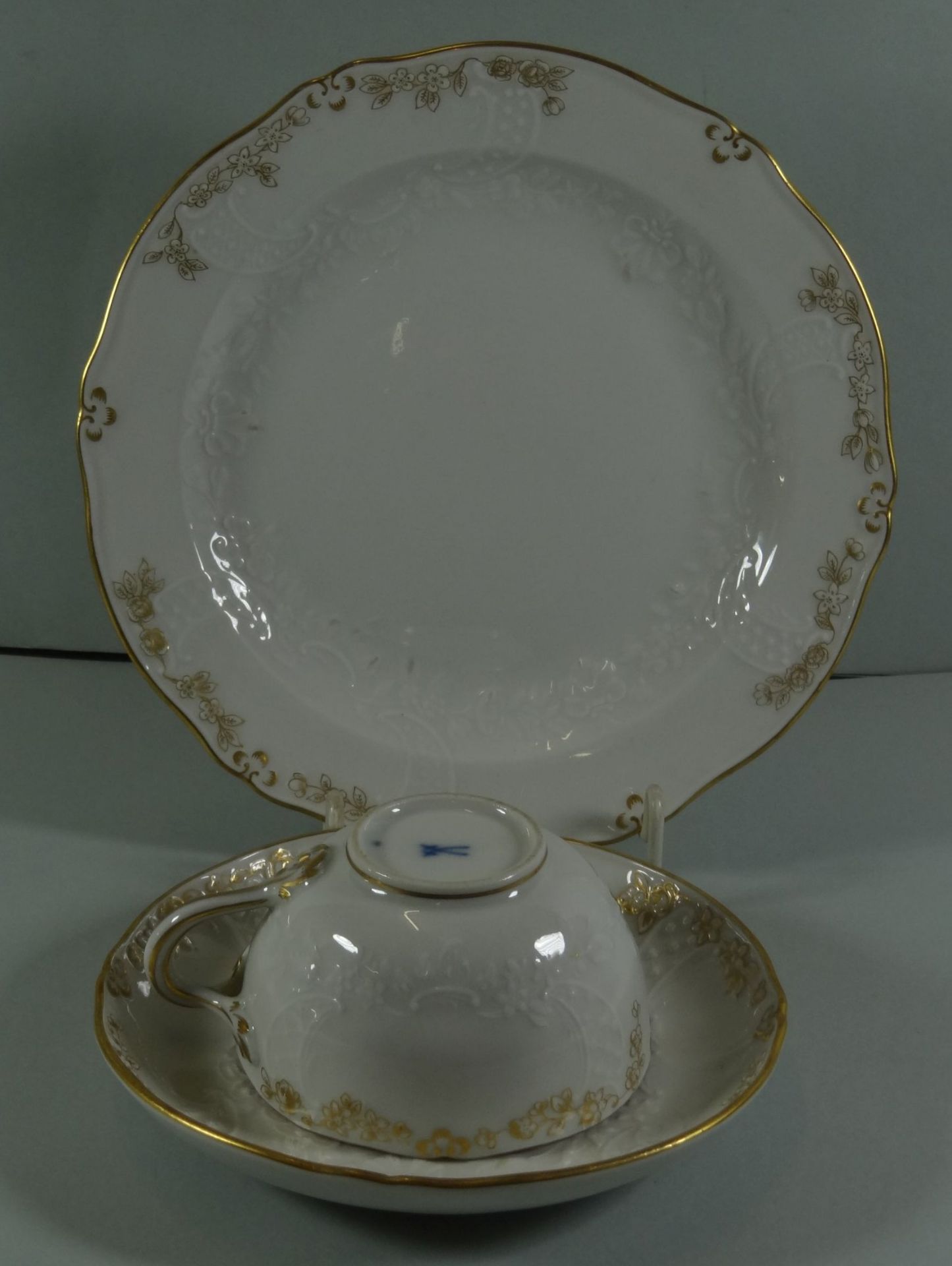 Kaffeegedeck "Meissen" Gold-und Reliefdekor, Schwerter durchschliffen, Tasse H-4,7cm - Bild 3 aus 3