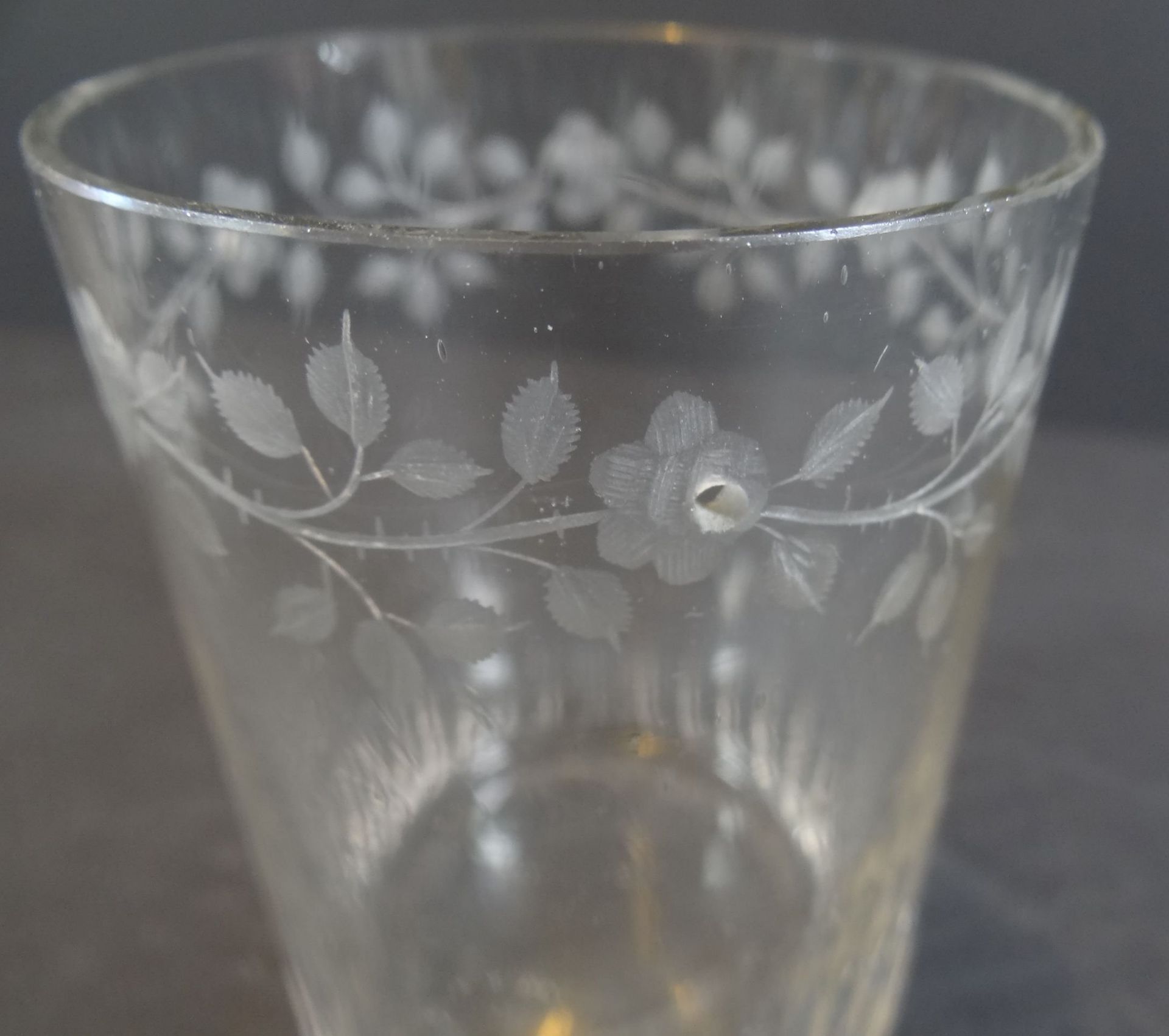 kl. Glas mit Blattschliff, im oberen Teil div. Löcher?, H-9 cm, D-7 cm - Bild 3 aus 4