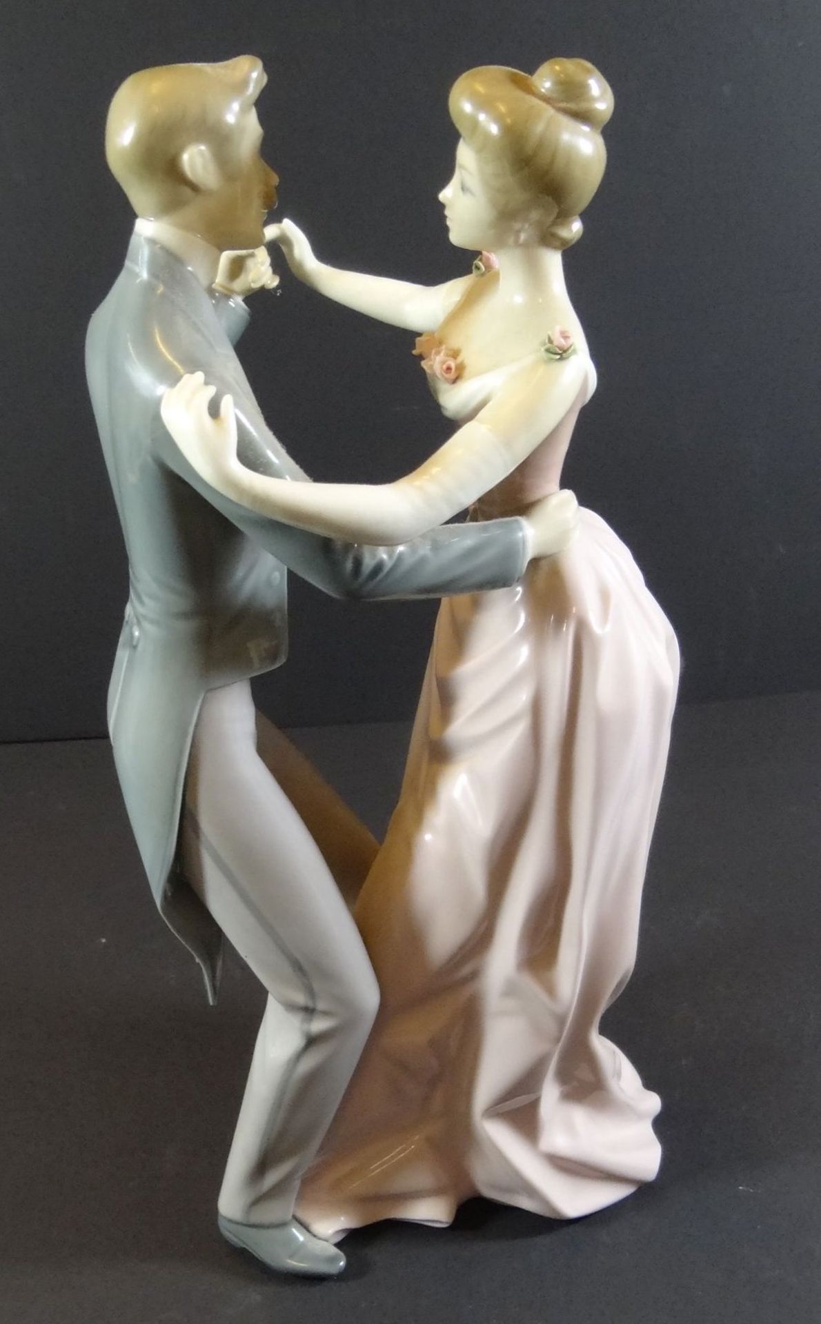 gr. Figur "Lladro" tanzendes Paar , bemalt, H-31 cm, Mod.Nr. 1372 - Bild 2 aus 7