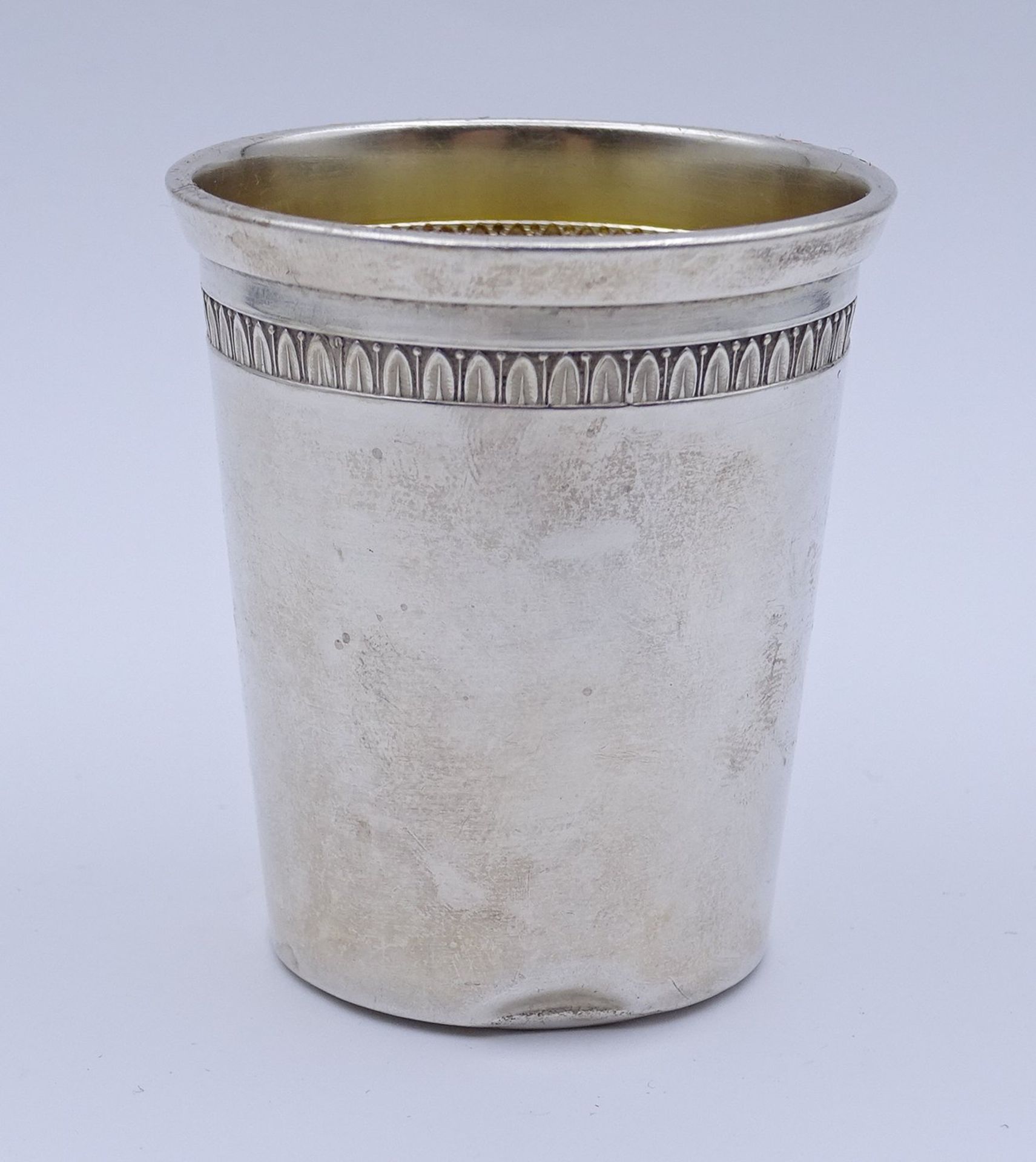 kl. Silber Becher mit Initialen, Silber 0.800, Bodenrand mit Delle, 6,0cm, 32 g. - Bild 2 aus 4