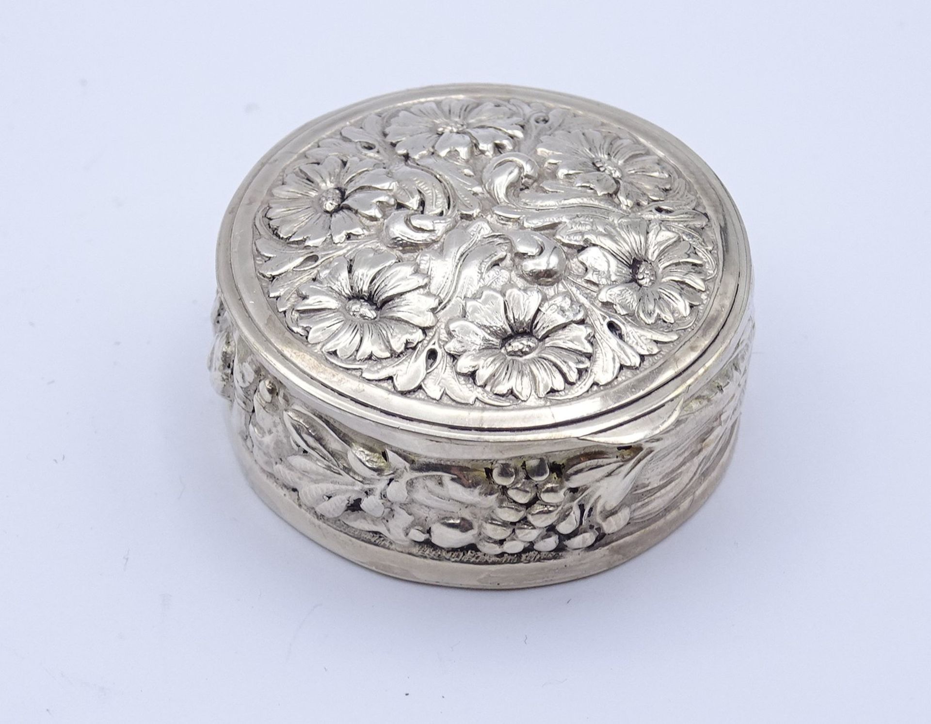 kl. runde Pillendose, Silber 0.925 mit florale Verzierungen, 15g., D. 32mm - Bild 2 aus 6