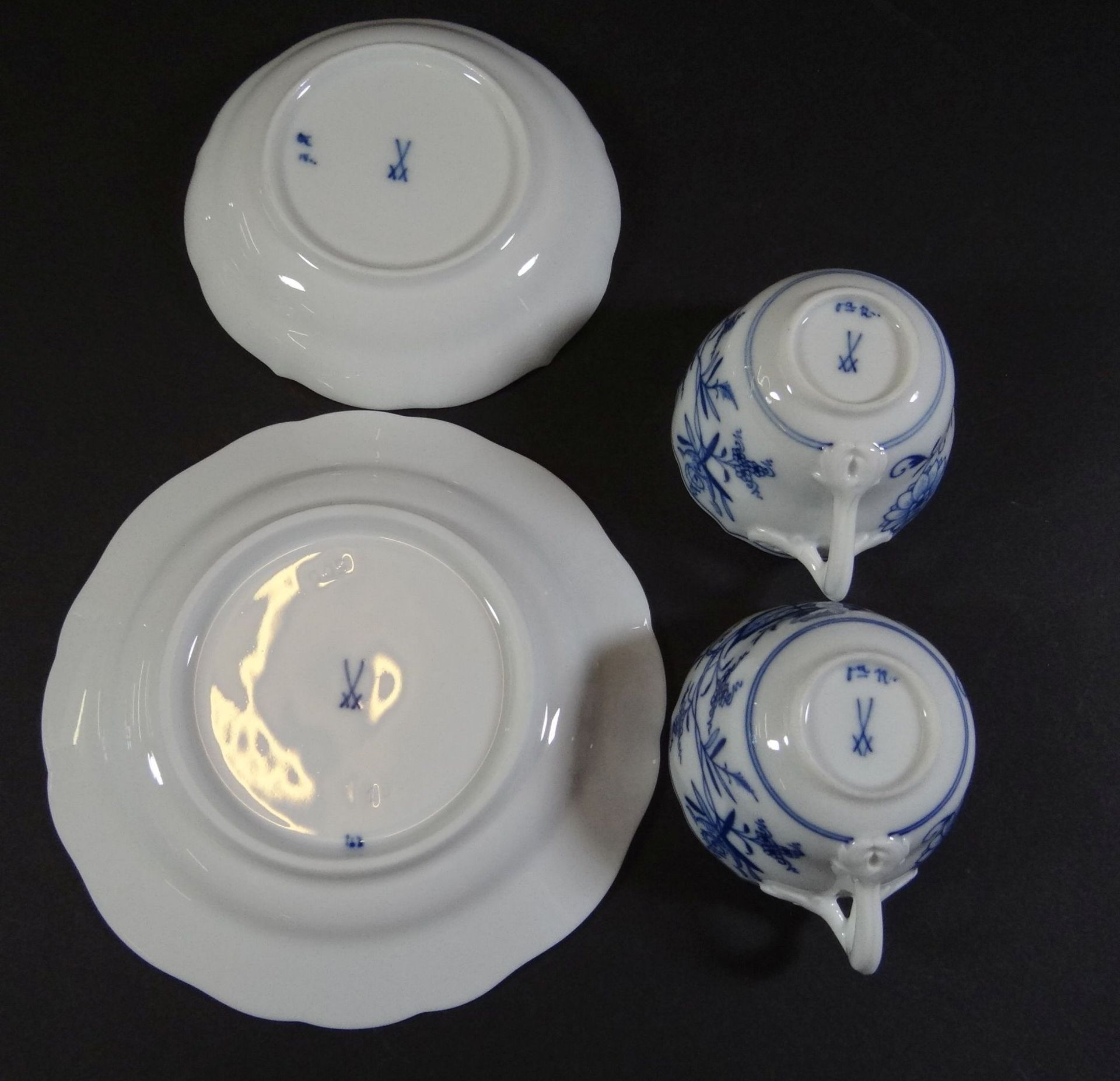 4 Teile Meissen Zwiebelmuster, 2 Moccatassen (1x Henkel fein geklebt) 1xU.T., 1x Gebäckteller, alle - Bild 5 aus 5