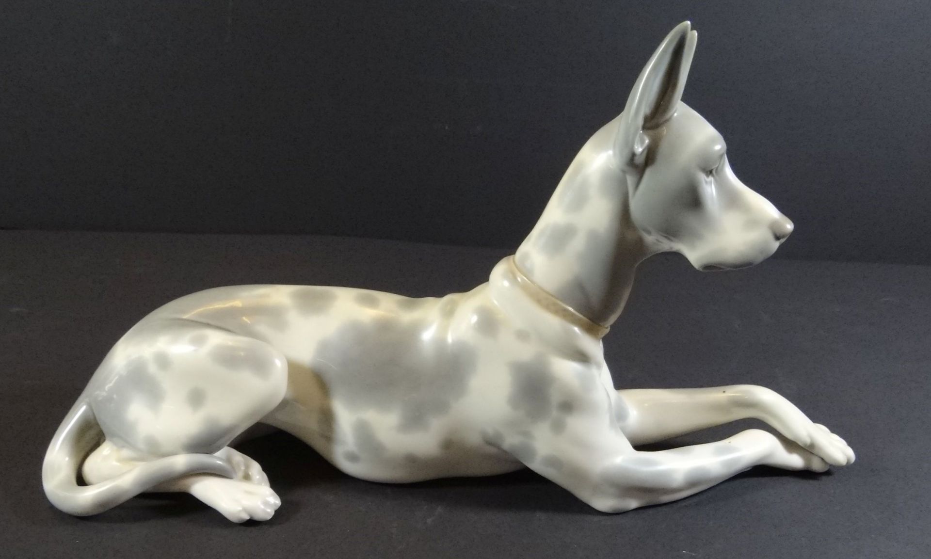 grosse liegende Dogge "Lladro", H-16 cm, L-31 cm