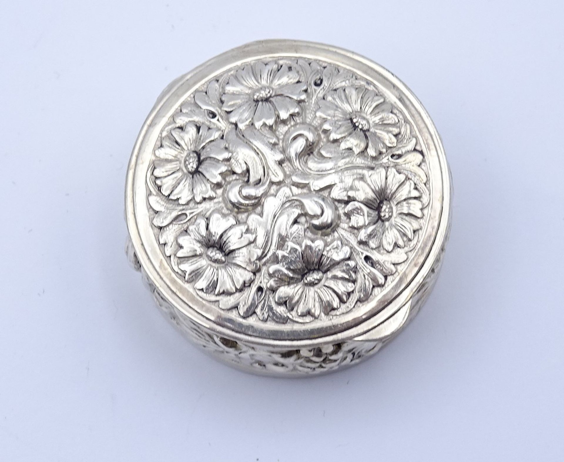 kl. runde Pillendose, Silber 0.925 mit florale Verzierungen, 15g., D. 32mm