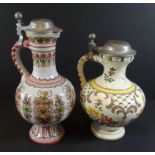 2x Ulmer Keramik Krüge mit Zinndeckel nach antiken Vorbildern, H-26 und 22 cm