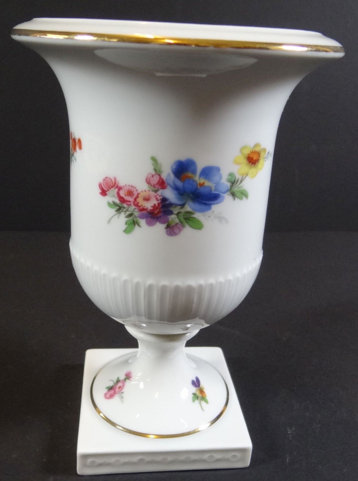 kl. Vase auf Stand "Fürstenberg" , Blumendekor, H-15 cm - Bild 2 aus 6