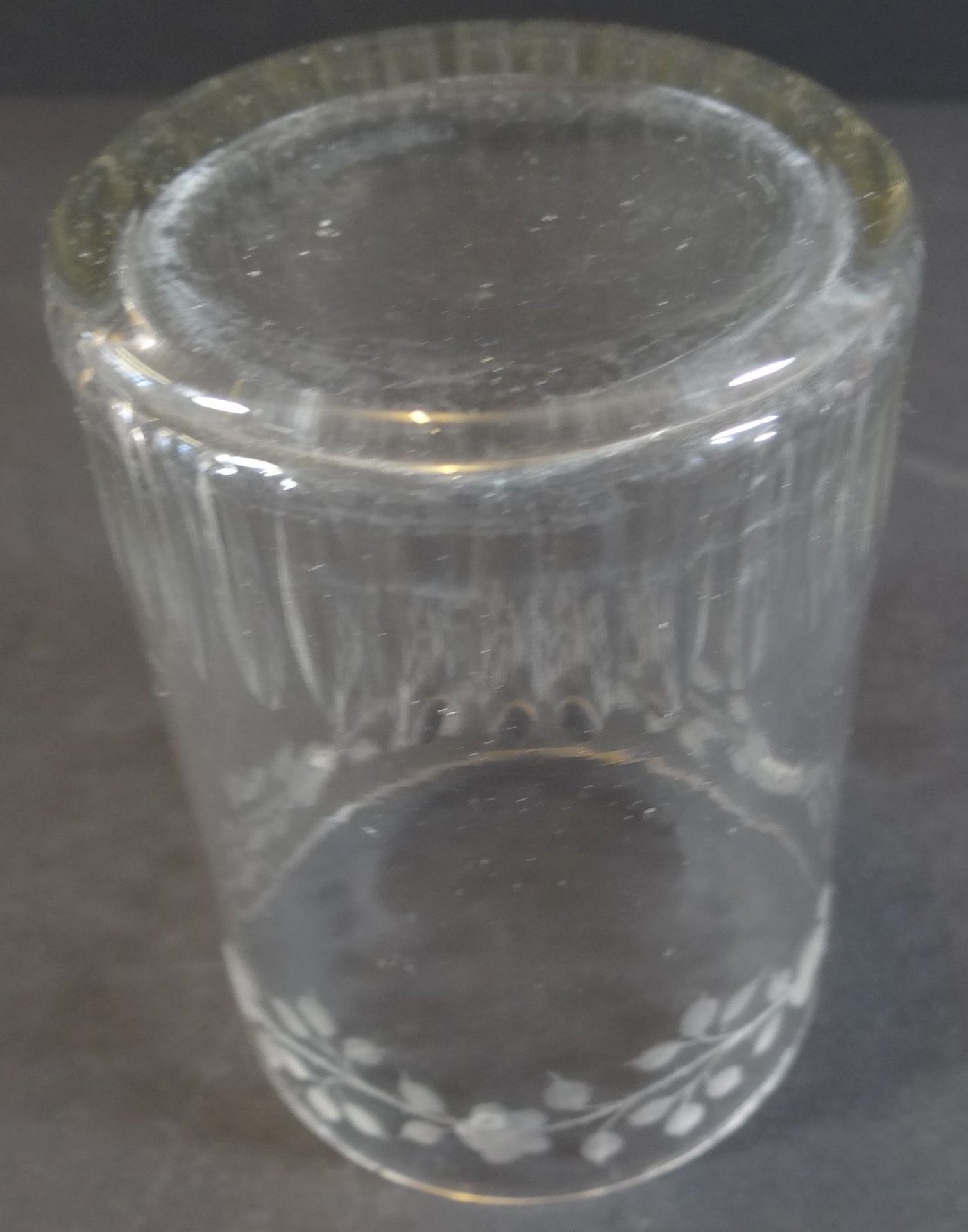 kl. Glas mit Blattschliff, im oberen Teil div. Löcher?, H-9 cm, D-7 cm - Bild 4 aus 4