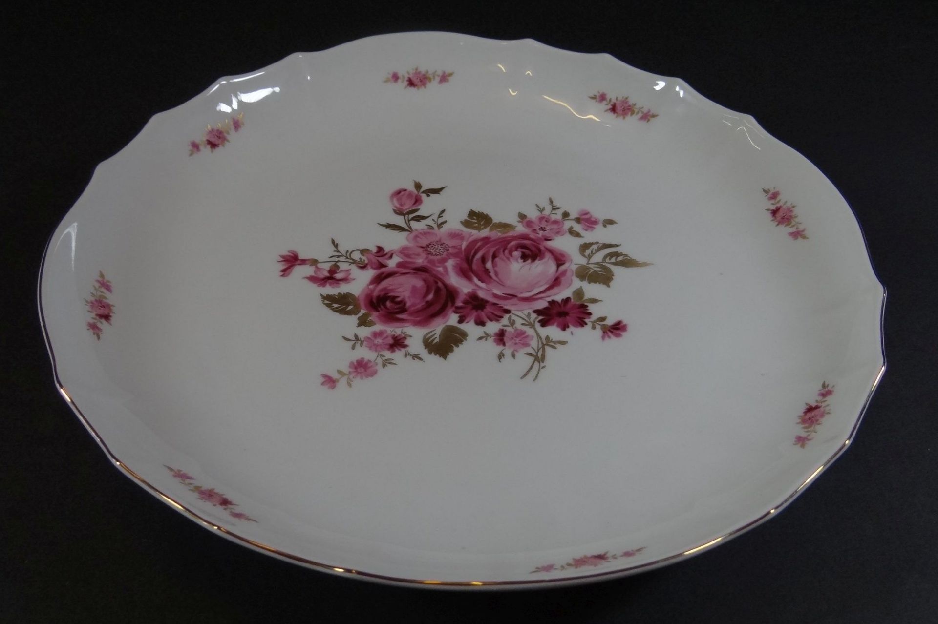 gr. Kuchenplatte "Meissen" Rosendekor, D-28 cm, Schwerter durchschliffen