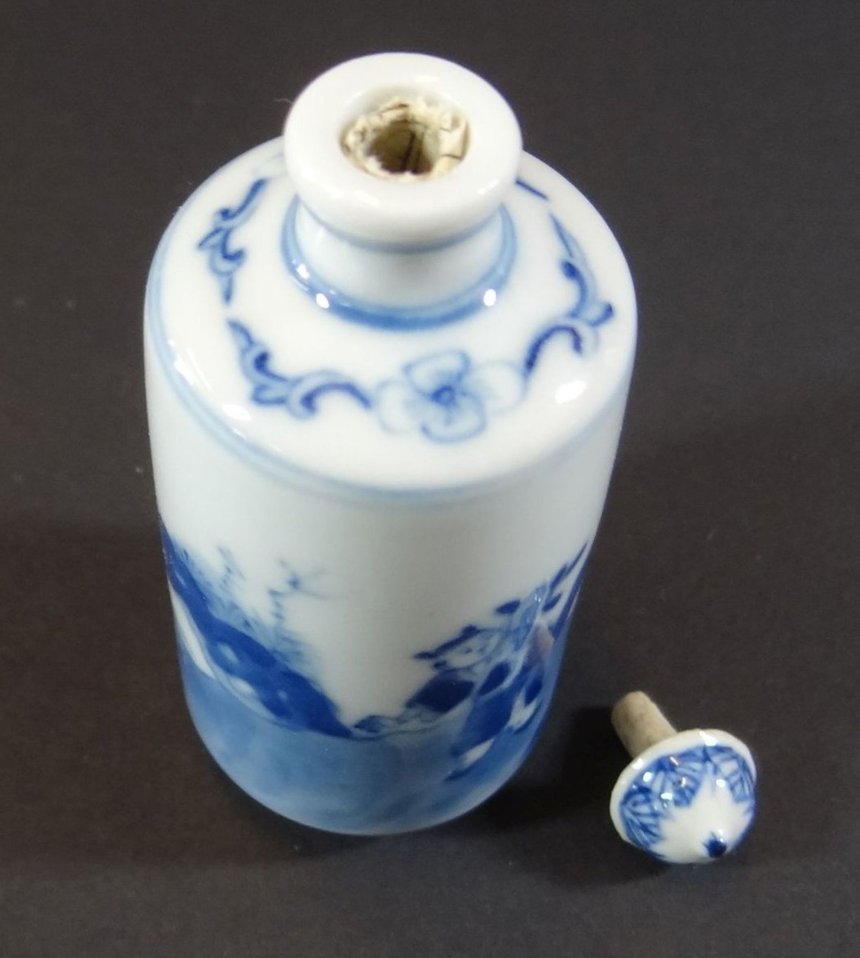 kl. Snuff-Bottle, China, mit Blaumalerei, H-8 cm - Bild 5 aus 6