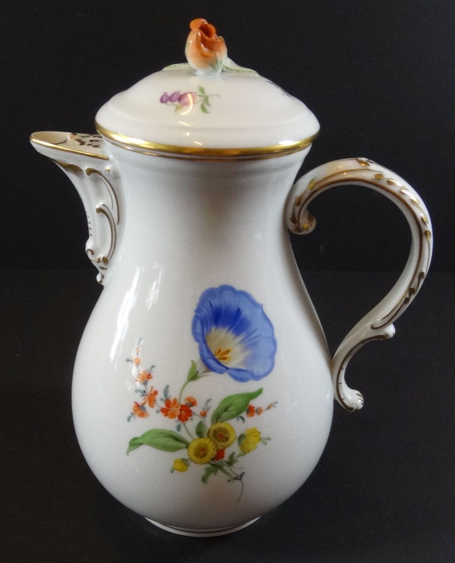 Kaffeekanne "Meissen" Bunte Blume, H-22 cm, Schwerter durchschliffen, feiner Haarriss, Deckel innen