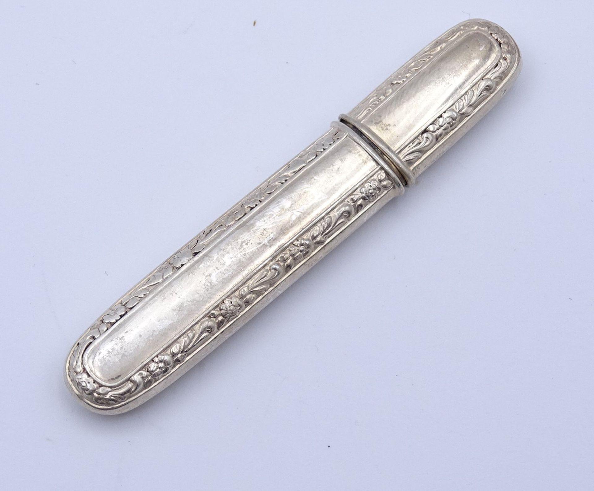 kl. Behälter Silber 0.800, L. 6,0cm, 3,0g.