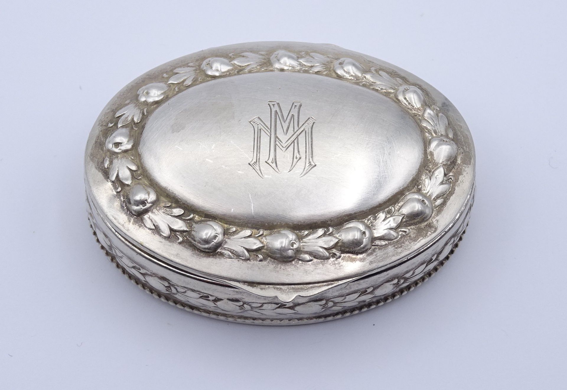 Ovale Pillendose mit Ziermonogramm, Silber 0.800, 17g., 55 x 40mm